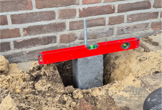 Betonpoer plaatsen voor een Douglas overkapping