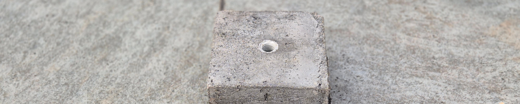 Close-up van betonpoer zonder draadeind als voorbereiding op het plaatsen van een overkapping