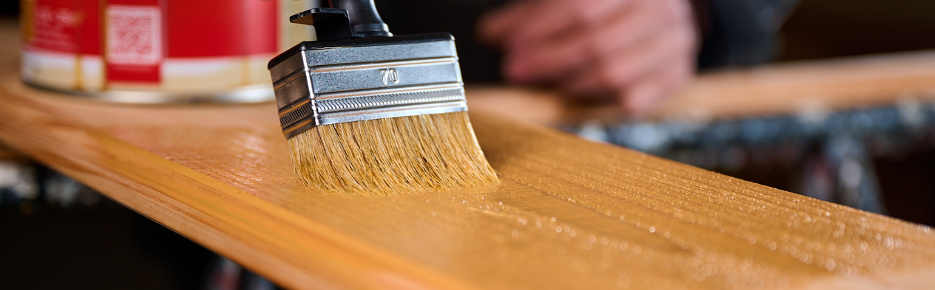 Douglas hout behandelen met beits: close-up van het behandelen van een Douglas plank