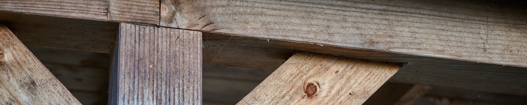 Vergrijsd Douglas hout in een houten overkapping, detail van balken met natuurlijke veroudering door weer en wind