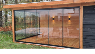 Glazen schuifwanden in een Douglas hout overkapping