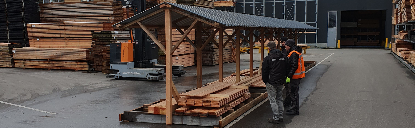 Samen met de klant kijken in de Hout met Karakter stelling bij Douglas-hout.nl