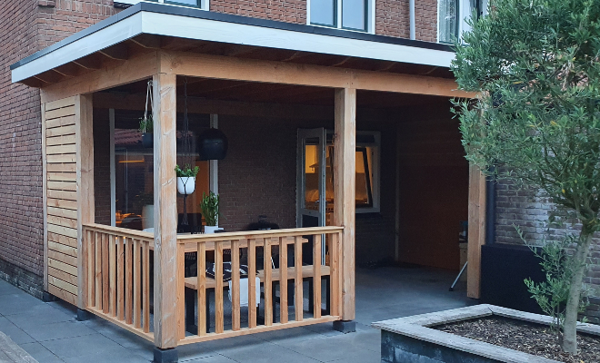Douglas veranda aan huis waarmee binnen en buiten verbonden zijn