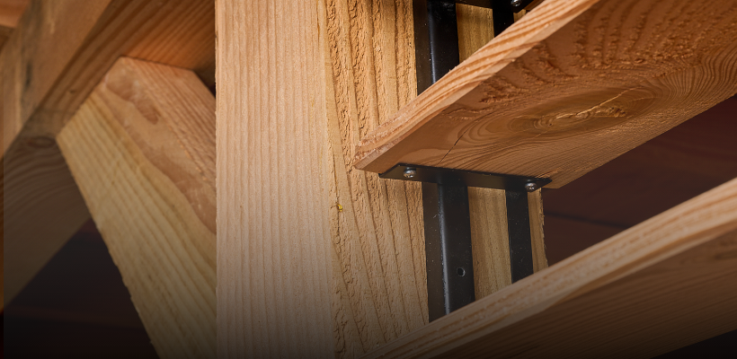 Close-up van een Douglas hout overkapping met shuttersysteem