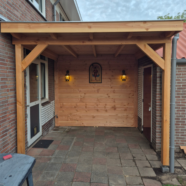 Douglas overkapping als oplossing voor de open ruimte tussen woning en schuur