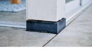 Betonpoer als stevige basis van de Douglas hout constructie