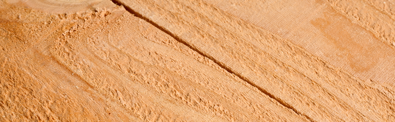 Close-up van fijnbezaagde Douglas planken