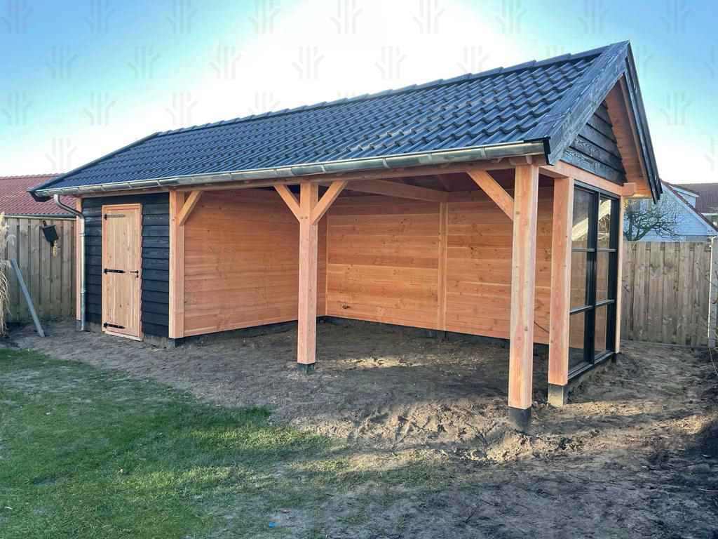 Overkapping maatwerkconstructie met zadeldak uitgevoerd in een combinatie van zwart en blank Douglas hout
