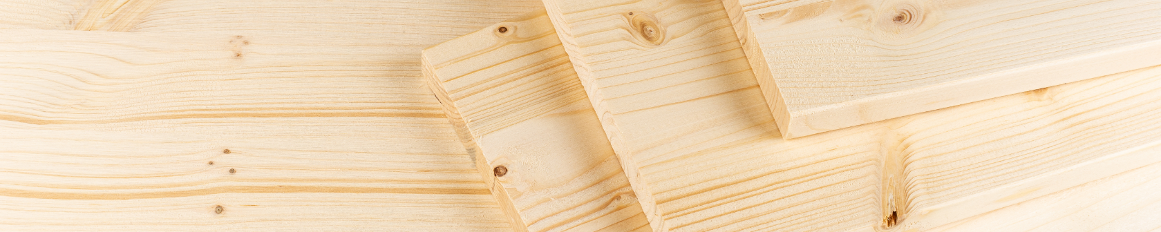 Detailfoto van vurenhouten planken ter vergelijking met Douglas hout